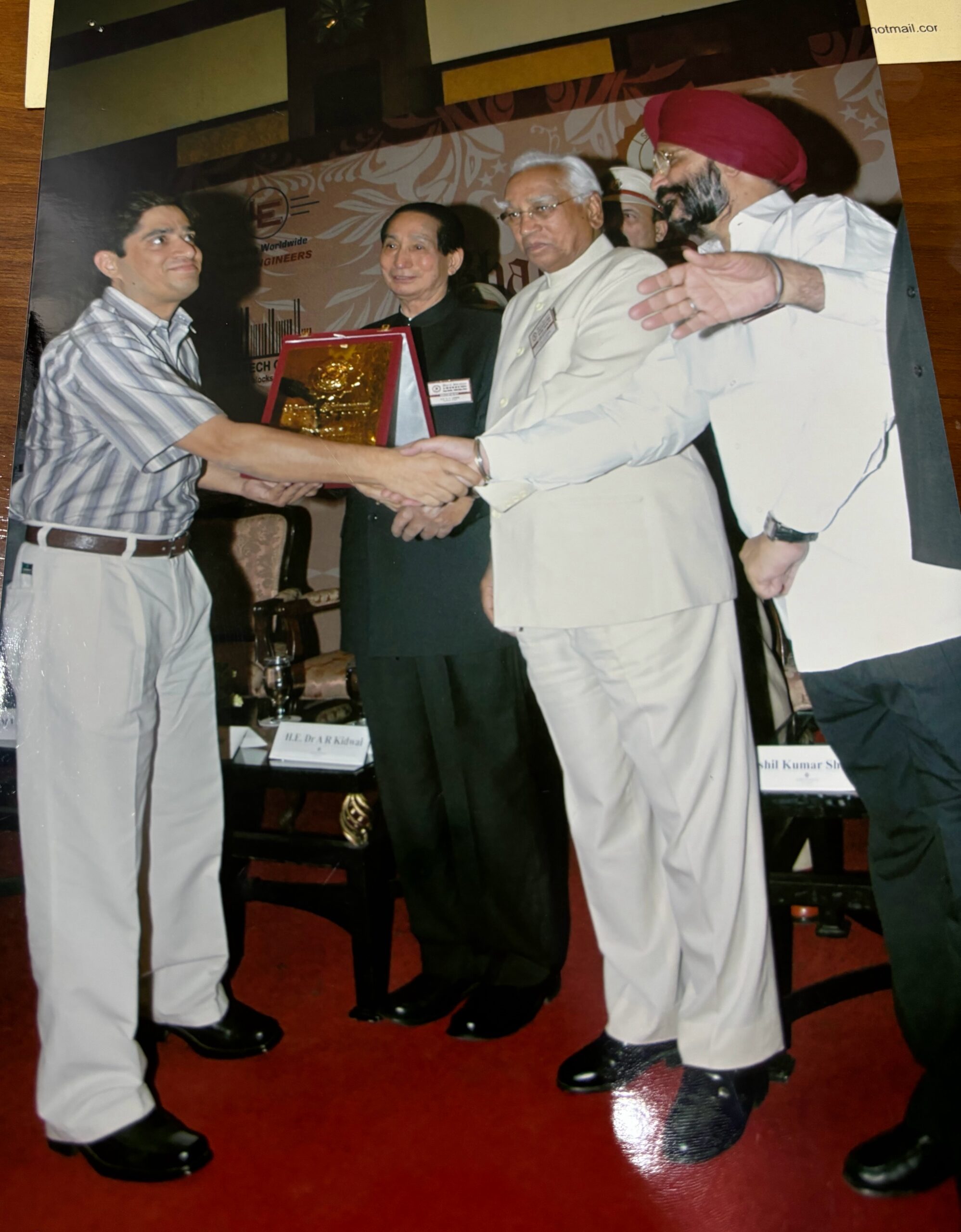 Kunwer Sachdev receiving the Bharat Shiromani Award